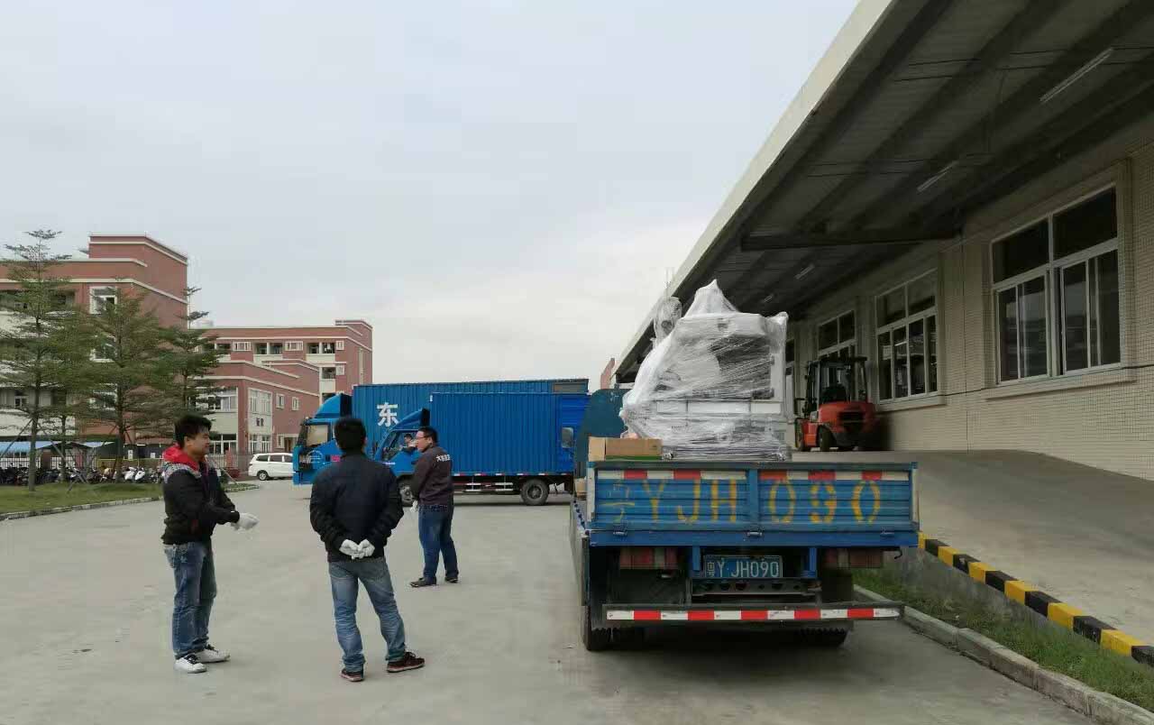 線（xiàn）切（qiē）割機床（chuáng）設備卸貨照片