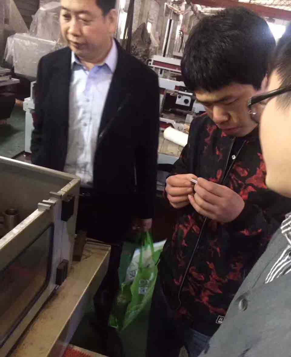 電火花線切割現場（chǎng）加工試樣