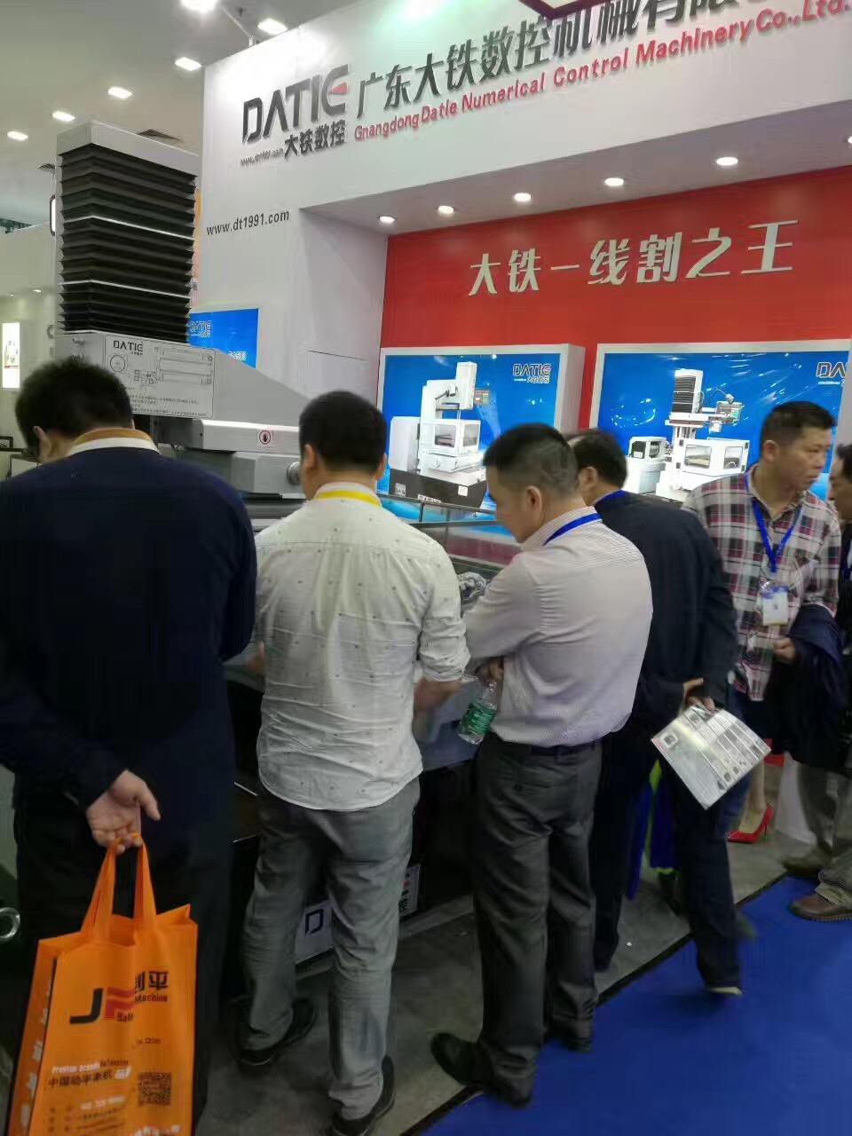 廣東香蕉黄瓜丝瓜绿巨人樱桃最新版展（zhǎn）會人山人海