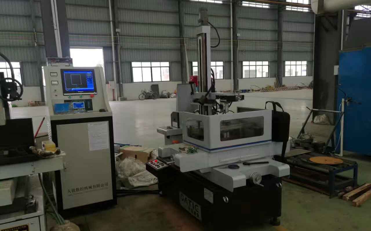 金祥盛模具客戶電火花線切割現（xiàn）場安裝