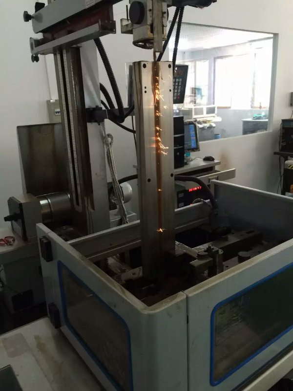 大（dà）鐵線切割機床加工大厚度工件1