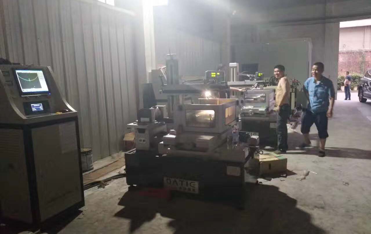 荊州钜力中走絲線切割（gē）現場（chǎng）安裝