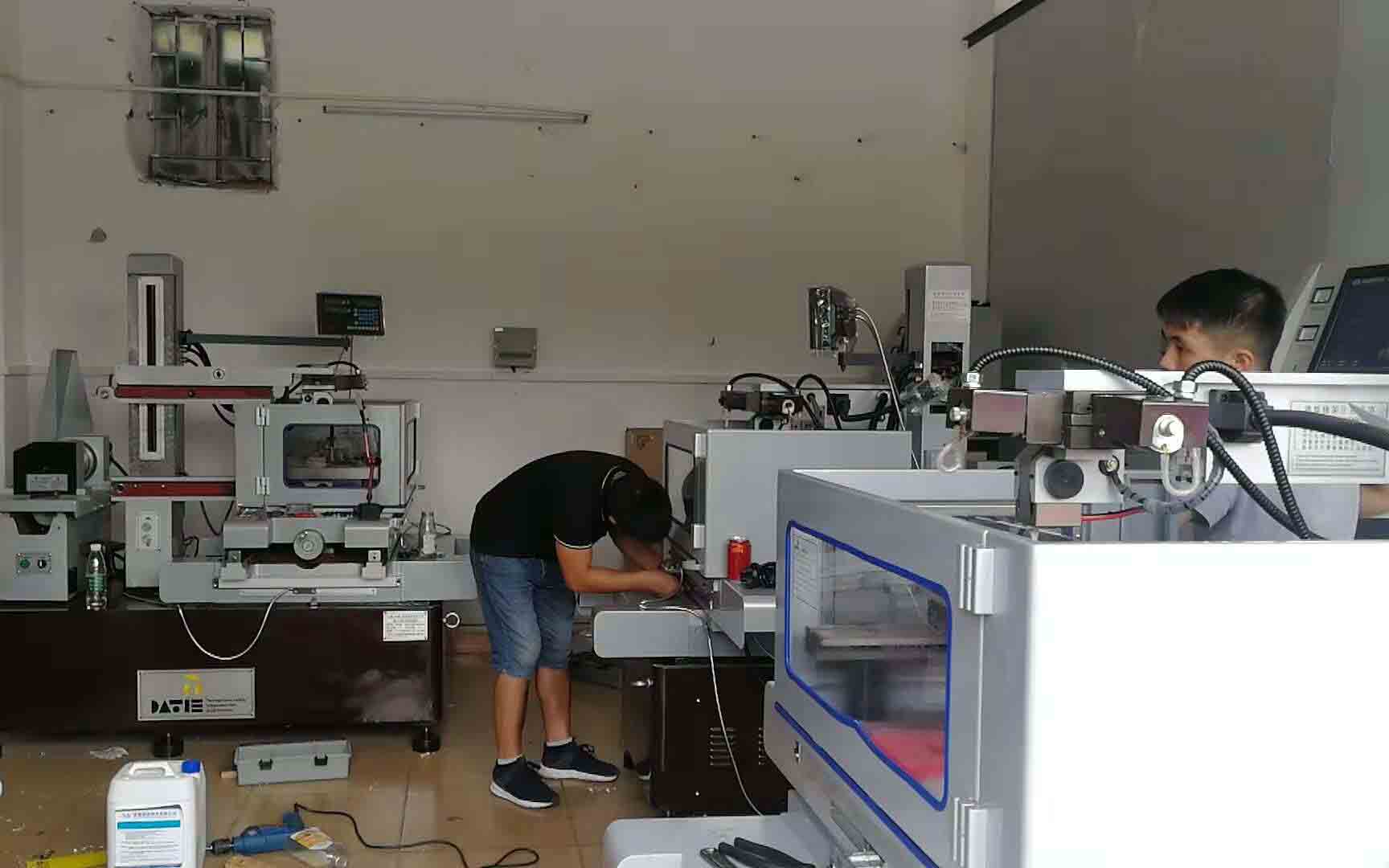 東莞（外協（xié）聶（niè）老板）中走絲（sī）線切割客戶安裝培訓照片