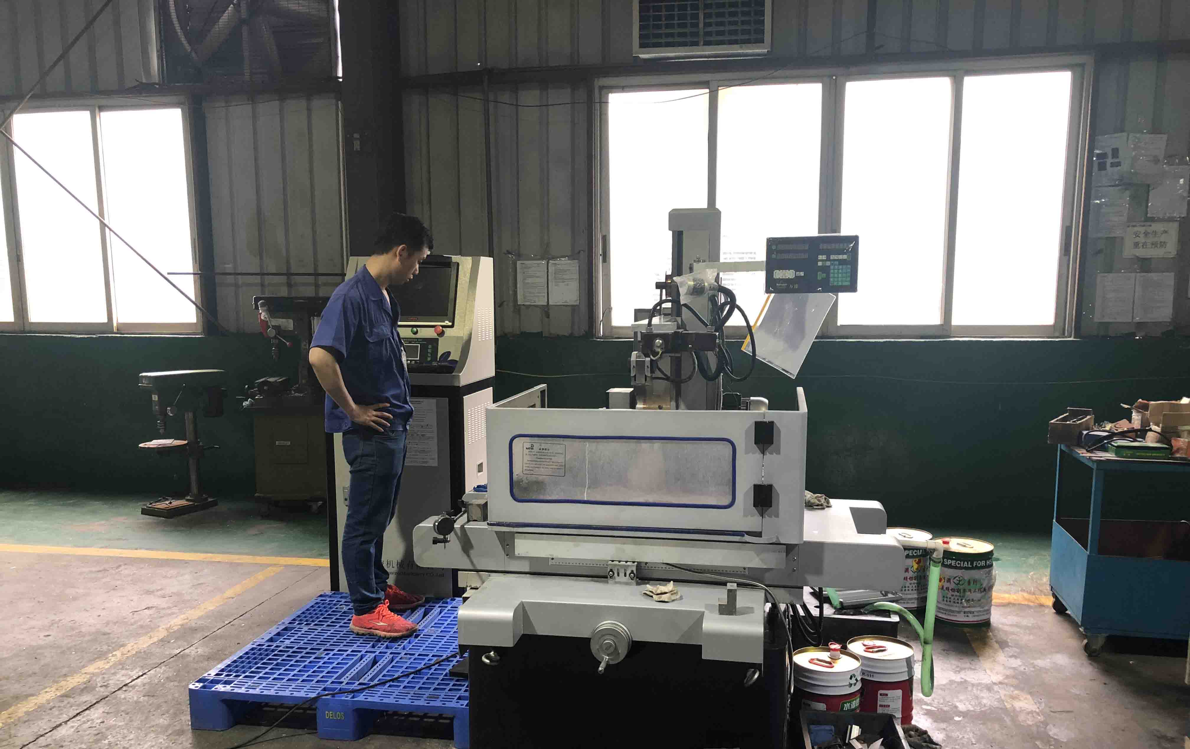 廣東（德洛（luò）斯照明）線切割現（xiàn）場培（péi）訓照片