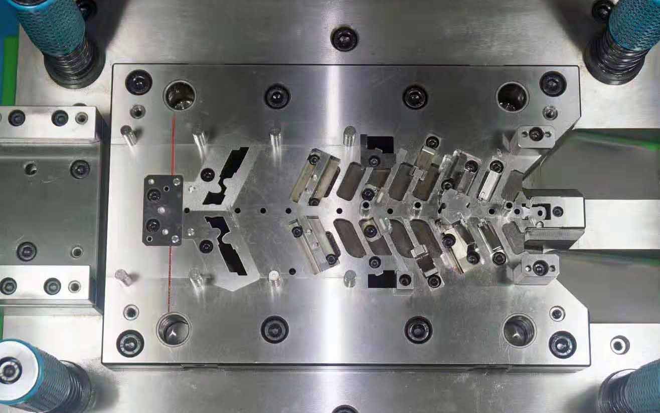 電（diàn）火花線切割衝壓模具