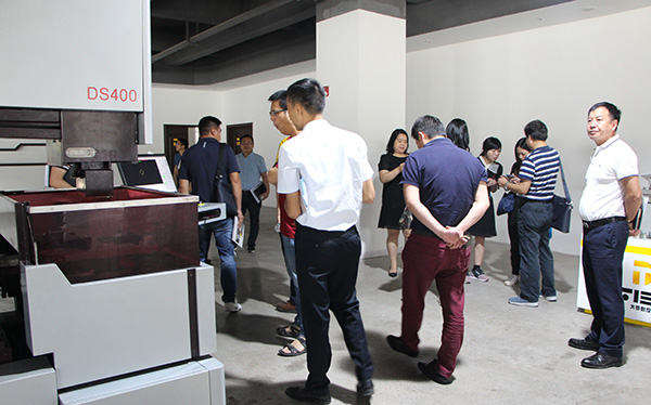 各企業老總參觀香蕉黄瓜丝瓜绿巨人樱桃最新版DS係列全閉環伺（sì）服中走絲