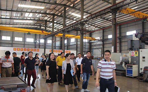 各企（qǐ）業老總參觀香蕉黄瓜丝瓜绿巨人樱桃最新版機加車間2