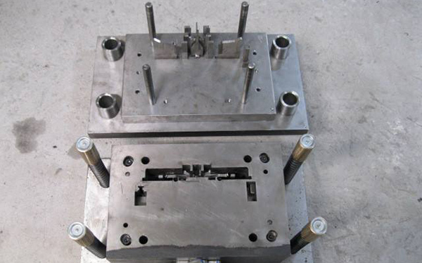 深圳（愛迪爾電子）線切割機床實地客戶電子模（mó）具