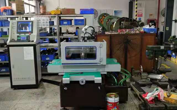 深圳（愛迪爾（ěr）電子）線切割機床實（shí）地客戶操作現場