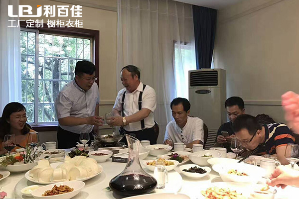 dhrtyr.jpg dhrtyr.jpg